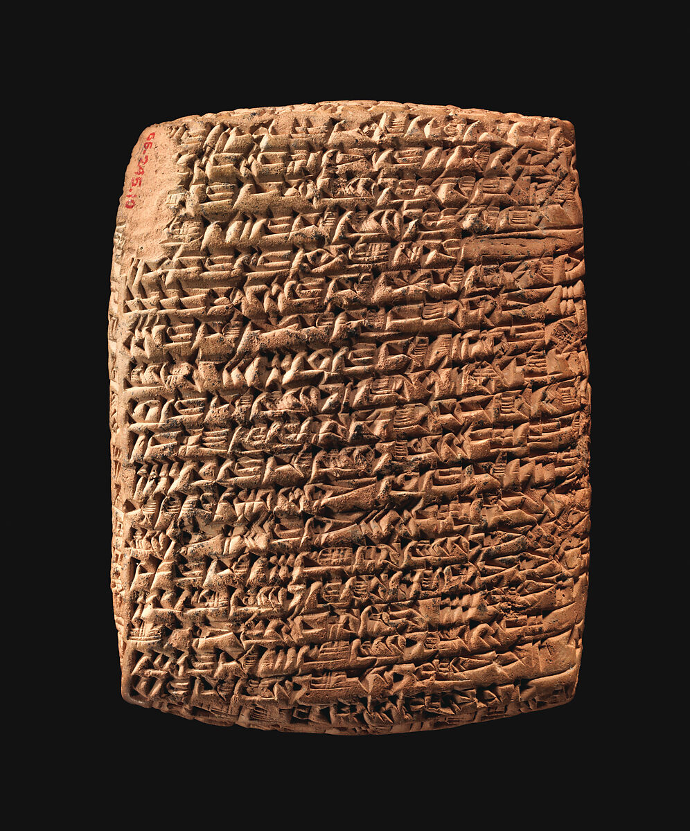 Fotografia de tabuleta de argila com sinais cuneiformes inscritos em linhas; objeto histórico preservado no Metropolitan Museum of Art.